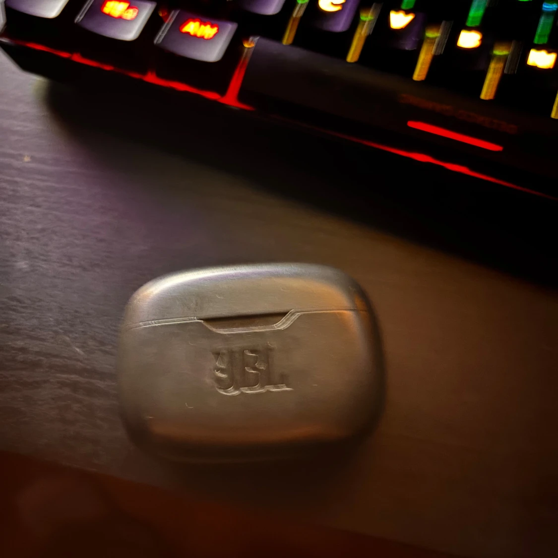 JBL trådlösa hörlurar med laddningsetui