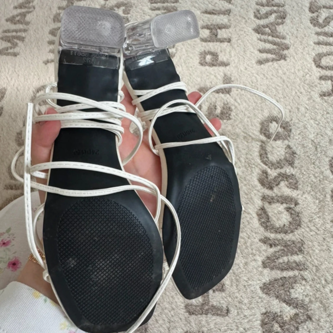 Vita sandaler med transparent klack - 2