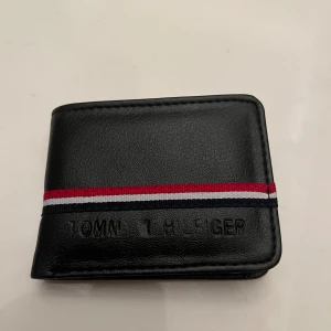 Plånbok - Använd. Jätte fin plånbok. Bokstäverna är lite slitna annars jätte bra plånbok. Fungerarar som den ska.