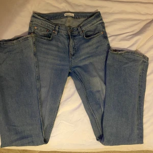 Bootcut jeans - Säljer dessa på grund av att dem inte används mer. Dem är mid/low i midjan.