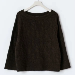 Brun stickad offshoulder tröja - Mysig brun stickad tröja med offshoulder-design och bred ribbad kant vid halsen. Tröjan har ett diskret kabelmönster och långa ärmar med avslappnad passform. Perfekt för att ge din look en chill vibe under kyliga dagar❄️⛄️💙Pris kan diskuteras!☺️