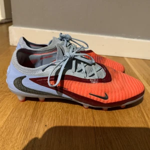 Nike Phantom Ag fotbollsskor - Nike phantom. Ag fotbollskor storlek 41 använd i 1 månad.   Pris kan diskuteras 