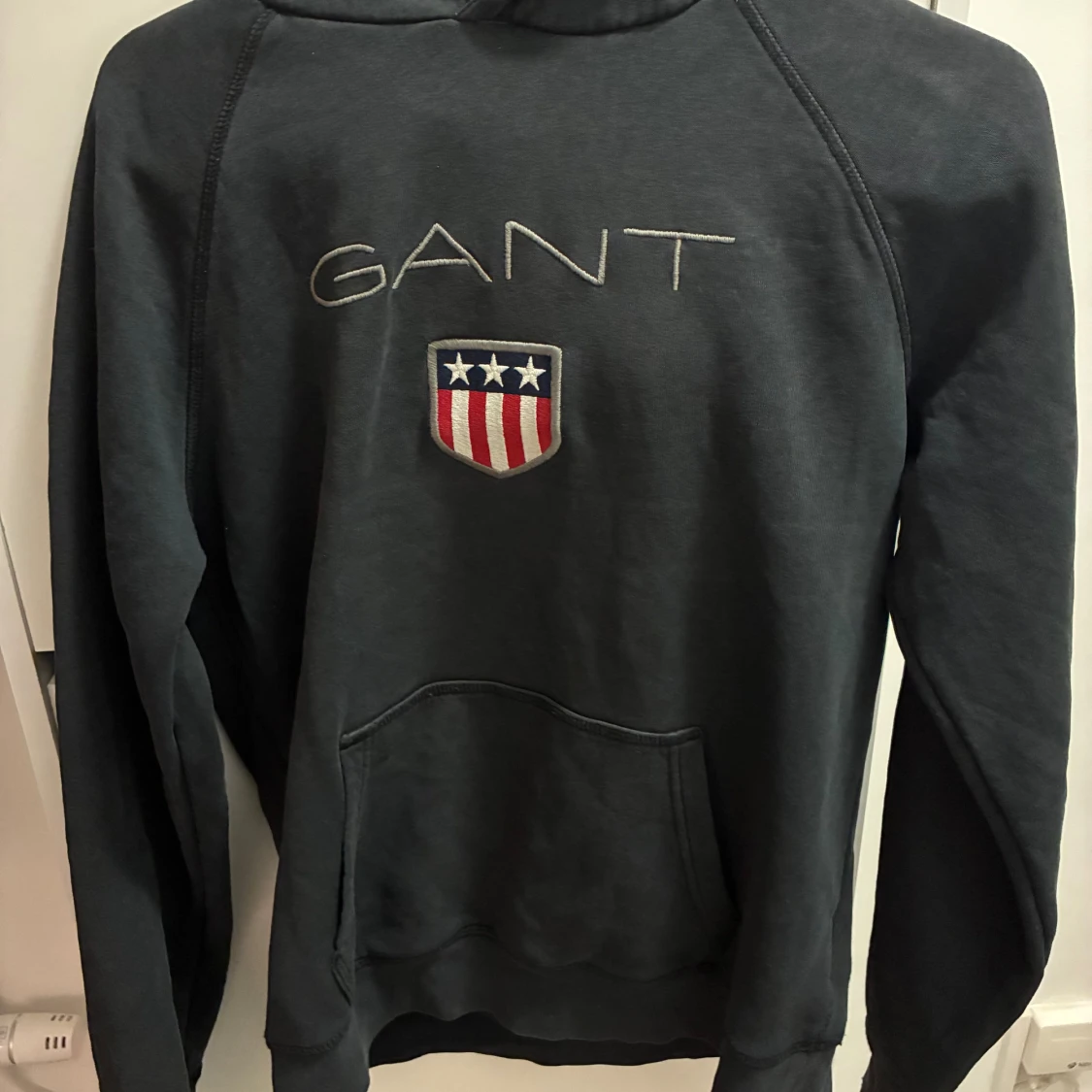 Mörkblå hoodie från GANT med emblem
