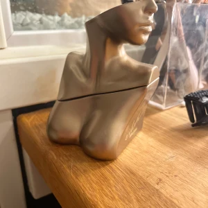  Billie Eilish parfym - Kommer inte till någon användning för eftersom som det fäller inte i min smak längre!! Men de är väldigt god och Gorman doft perfekt till höst/vinter!! 🤎🍁🍂