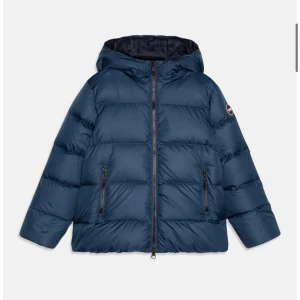 Vändbar blå och marinblå Colmar jacka - Snygg och varm 2 sidig vändbar dunjacka från Colmar som går att vända till marinblå och blå. Knappt använd. Köptes förra vintern men hittade en annan så den användes bara en halv vinter. Storleken är för dom som e runt 166 lång. För den som är Xs blir jackan snyggt baggy, S perfekt och M slim fit.Orginal pris ca 6000kr! Men säljer för endast 2000kr (pris kan eventuellt diskuteras) 