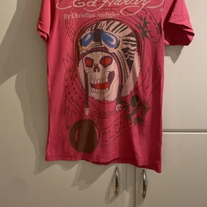 Ed Hardy T-shirt  - Super fin och sällsynt Ed Hardy T-shirt i rosa