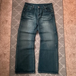 Blå wide jeans med vintage wash - Säljer ett par blå baggy jeans med raka breda ben och snygg vintage tvätt.                                                 ||| 84cm i midjan, 107 cm i längd |||                               |||Skriv DM för fler frågor ‼️|||