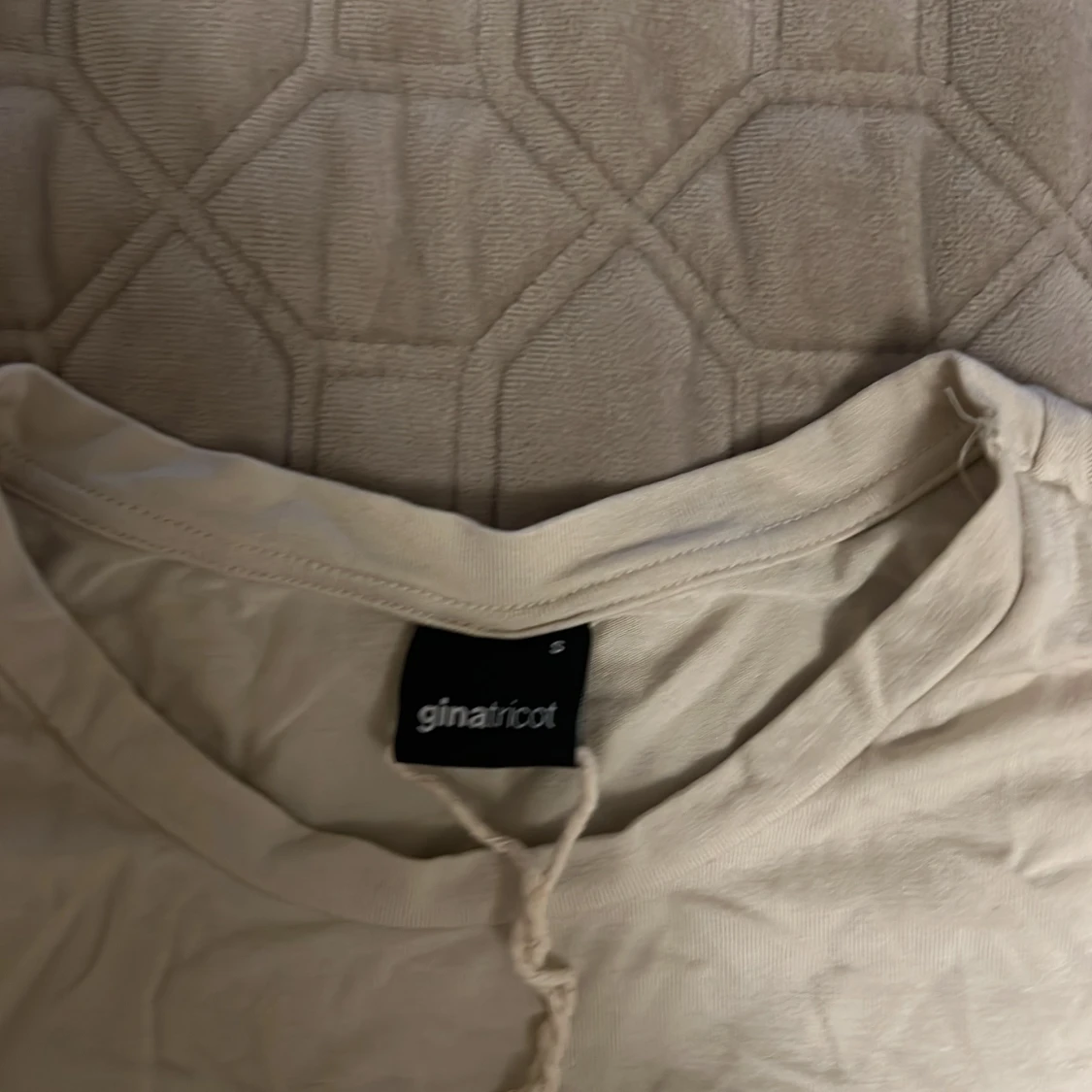 Vit/beige  t-shirt från Gina Tricot - 1