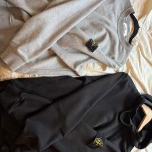 Stone Island hoodie och sweatshirt - Svart hoodie och grå swearshirt från Stone Island. Kontakta mig vid val av artikel, gärna innan köp. Storlek S på båda. Oanvända. 1500kr styck, 2000kr som paketpris. Äkta, kvitto kan letas fram. 