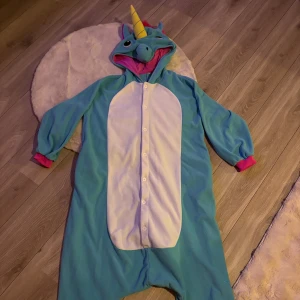 Jumpsuit uniform stl S - Varan är i gott skick men varit väl använd! Finns ett litet hål som knappt syns. 