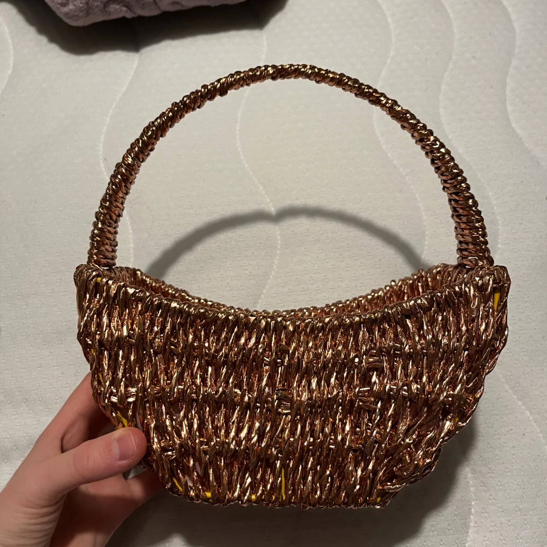 Glittrig handväska i kopparfärgad syntet - 3