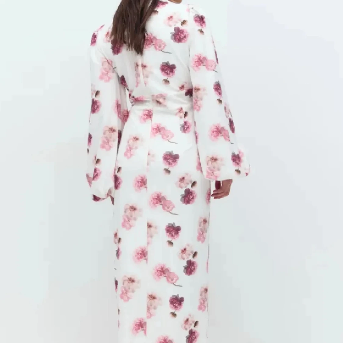 Vit långklänning med rosa blommor - 1