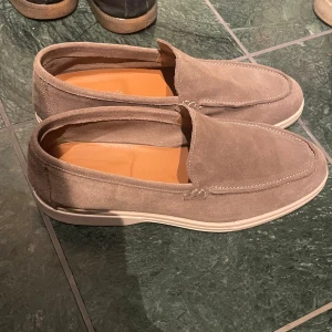 Beige mockaloafers Made in Italy - Nya loafers i beige mocka.  Samma silloutte som loro pianas summer walks. Tillverkade i Italien 🇮🇹köpta i ventimiglia i en liten loaferbutik 