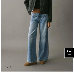Wide ljusblå jeans med låg midja - Säljer ett par riktigt snygga ljusblå jeans med breda ben och låg midja. Jeansen har klassisk femficksdesign och coola sömdetaljer framtill. Perfekt för dig som gillar en avslappnad och trendig stil.