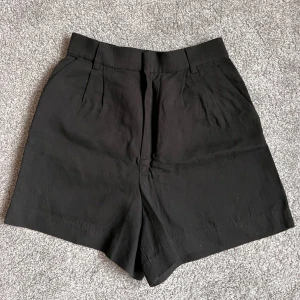 Svarta högmidjade shorts i linne - 🤍Svarta shorts från Zara med hög midja i linnematerial 🤍