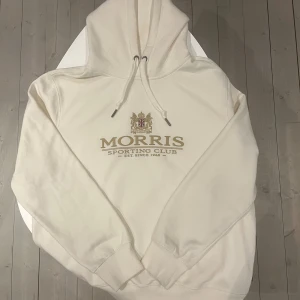 Morris hoodie M - Morris hoodie i vit/beige färg perfekt nu till hösten/vintern i riktigt skönt material. Perfekt skick som ny i storlek M. Nypris 1499 kr mitt pris 568 kr ej hugget i sten vid snabb affär
