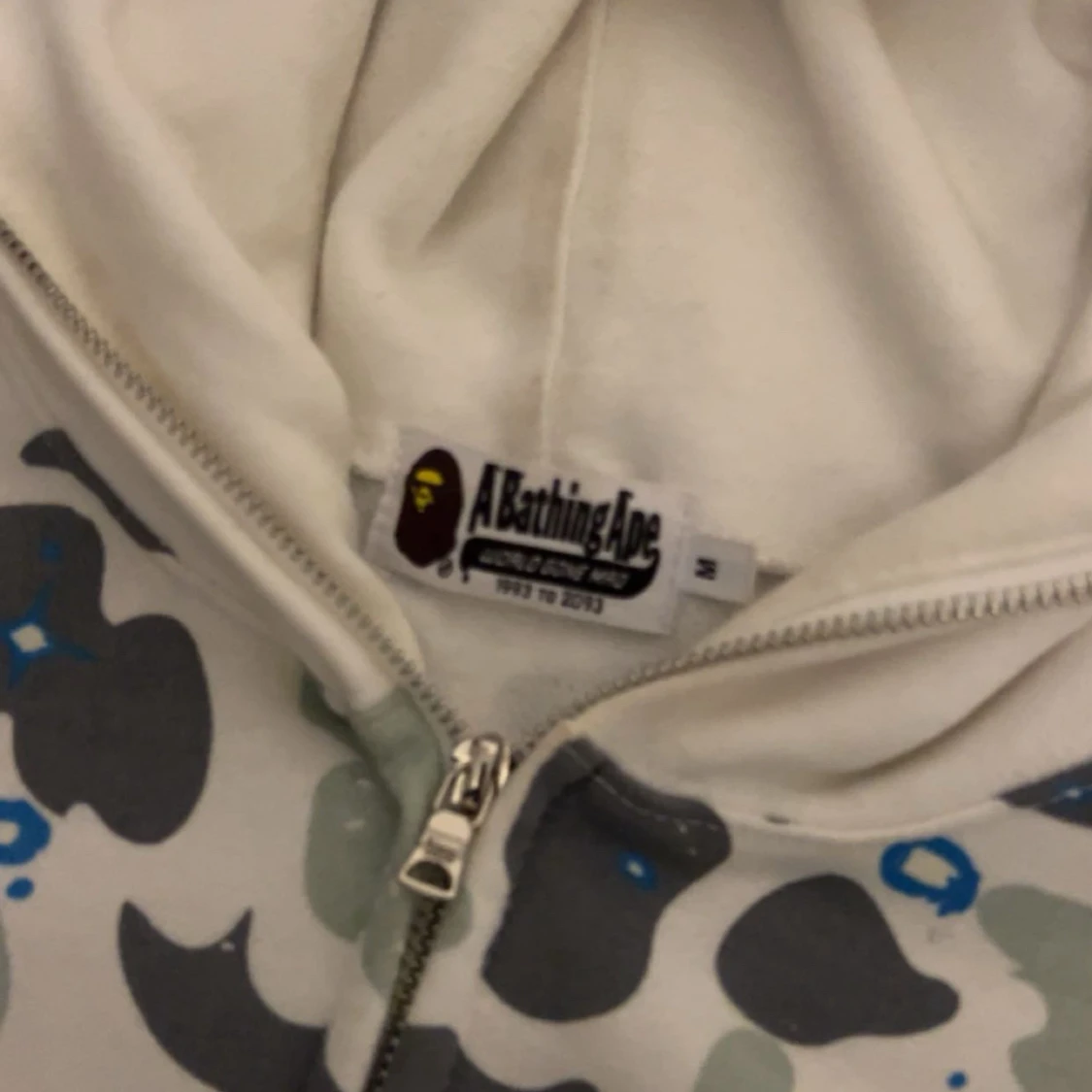 BAPE Shark Camo Hoodie i vitt och grått - 2