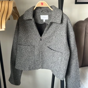 Höst/Vår jacka - En jättefin vår/höst jacka ifrån VILA!! Den är i storlek 40 men ganska kort i längd så skulle säga att den mer sitter som en 38!! Passar mig perfekt som är 165!! Säljer då den inte kommer till användning. Hör av dig vid frågor, pris kan sänkas vid snabbt köp💗