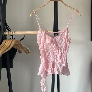 Linne från Gina storlek S - Jättefint linne ifrån Gina!!. Det är i storlek S och sitter även som en storlek S!! Väldigt strechigt!Har aldrig kommit till användning och säljer därför, är i riktigt bra skick. Hör av dig vid frågor💗