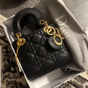 Dior väska  - Säljer mina Dior väska🥰 Äkta, fick studentpresent i Juni. Bra skick! .💖💖