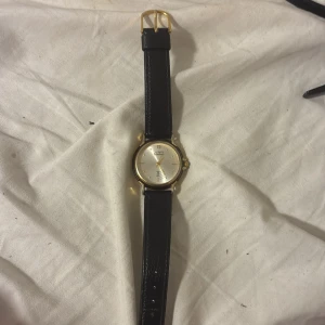 Cartierklocka med svart läderband - Priset kan diskuteras vid snabb affär 