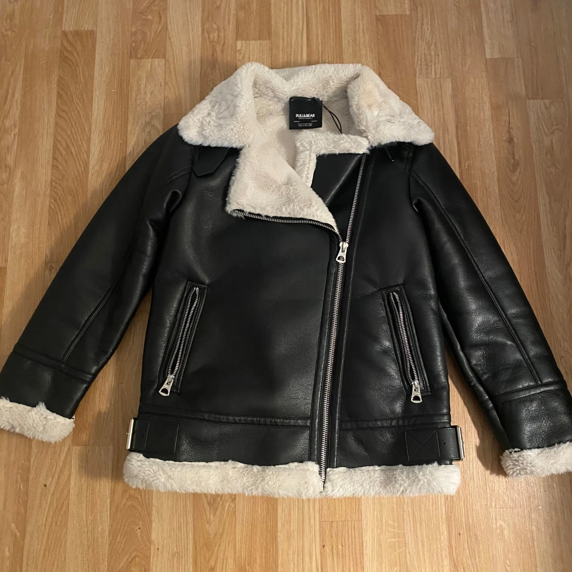 Svart pälsjacka från Pull&Bear