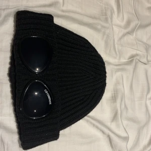  C.P. Company Mössa (Äkta) - Säljer min mössa då den inte längre kommer till användning. Skick 8,5/10 små tecken på användning. Självklart är denna äkta. Vid minsta lilla fundering hör av dig!