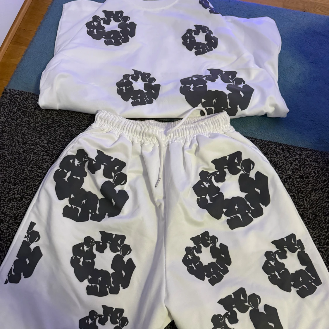 Vita shorts med svart mönster