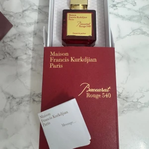 Baccarat Rouge 540 Extrait Parfym - Lyxig och ikonisk parfym från Maison Francis Kurkdjian Paris. Extrait de parfum-variant, tillverkad i Frankrike. Perfekt för dig som vill sticka ut med en exklusiv doft och snygg design. Pris kan diskuteras vid snabbaaffärer