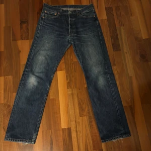 Levi's 501 - Levi's 501 jeans med snyggt slitna detaljer. Skick 4/5. Storlek 32/32. 