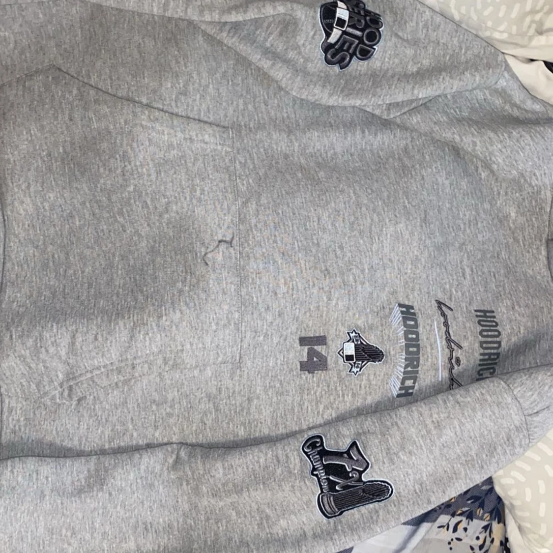 Grå Hoodie från Hoodrich med tryck - 1