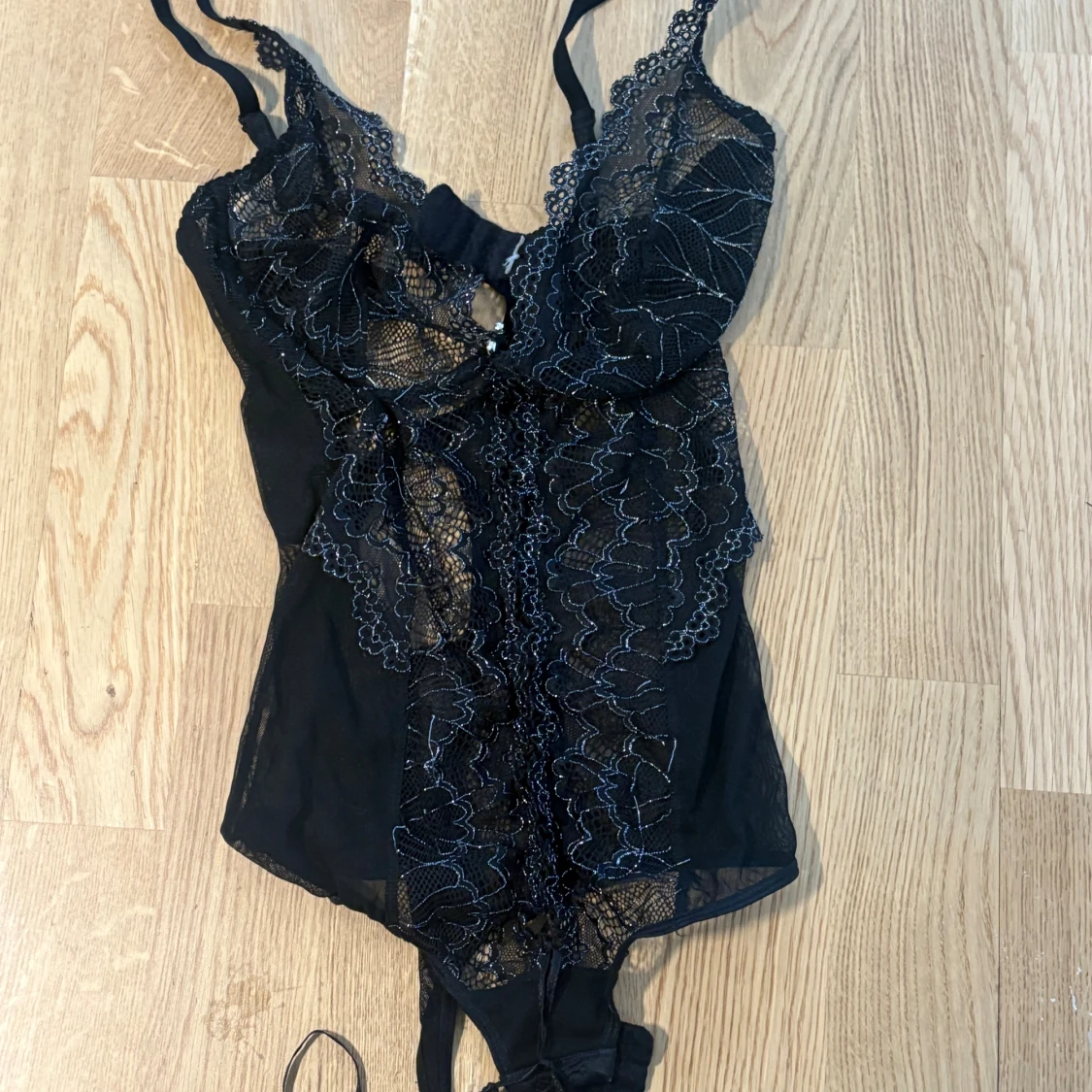 Svart spetsig korsett med snörning