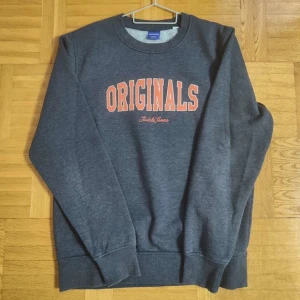 Jack & Jones Tröja - Långärmad från varumärket Jack & Jones för män till salu. Tröjan är helt ny aldrig använd, Storlek M. Mjukt material samt väldigt bekväm. PRIS KAN DISKUTERAS!