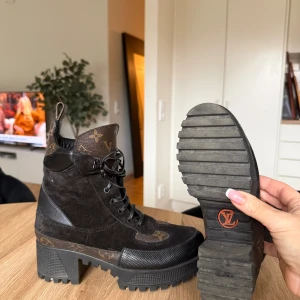 Louis Vuitton boots - Säljer mina supersnygga boots från Louis Vuitton i storlek 36. Snörningen är lite sliten men lätt att fixa nytt bara!