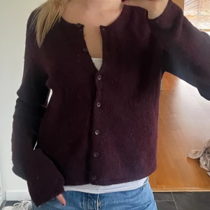 Vinröd kofta❤️❤️ - Så fin kofta från gina, i väldigt bra skick!!❤️