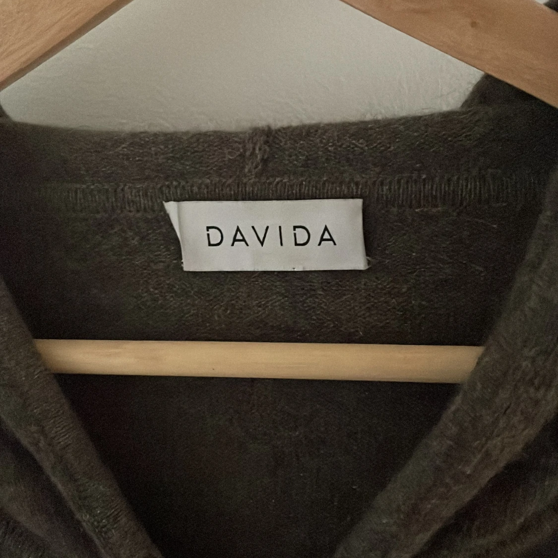 Mörkbrun hoodie från Davida - 2