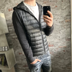 Massimo Dutti Cardigan - Bra skick, fläckig på ärmslutet, något som jag ska försöka ta bort! Storlek M passar dig som är mellan 178-185cm ungefär. Nypris ca 2500kr. Modellen är 185 cm, 79 kg. Passar bra nu till vintern. Skriv för mer information!🤝