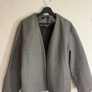 Jacka - Grå kavajliknande jacka med enkel knapp! Använd ett fåtal gånger så är i ett bra skick