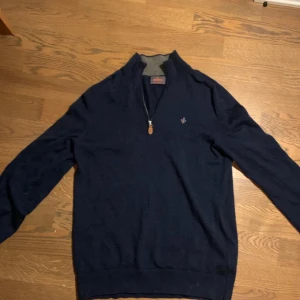 Morris half zip  - Morris tröja med zip krage. 100% merino ull. Storlek M. Väldigt fint skick, inga defekter. Hör av dig vid intresse!