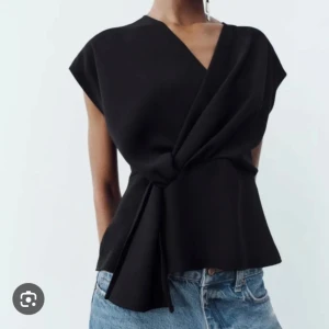 Svart omlottopp - Säljer denne blus från Zara då den inte kommer till användning längre❤️
