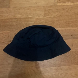 Fiskehatt två mönster - Säljer en fiskehatt med två mönster som man viker ut&in.