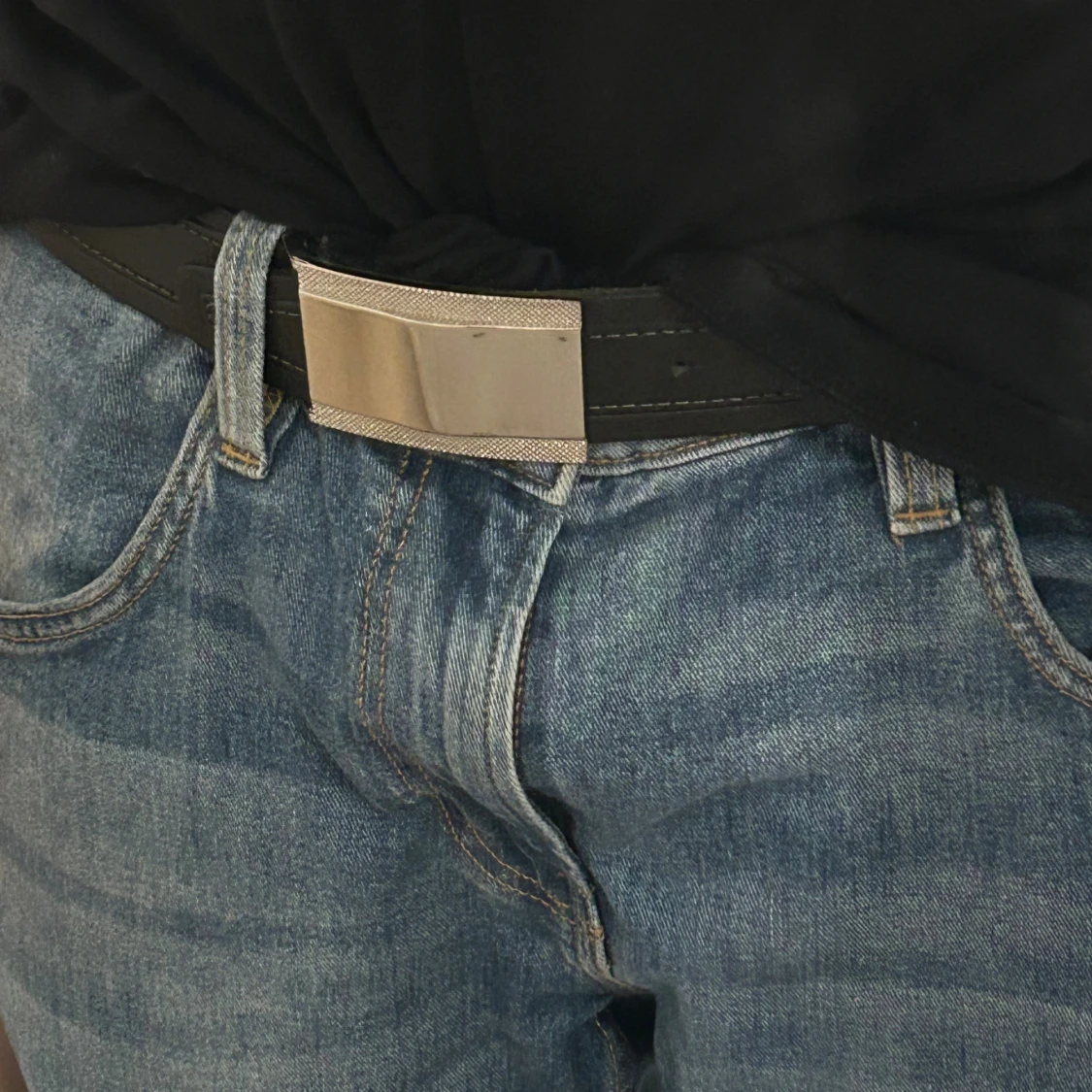 Svart bälte med silverspänne - 1