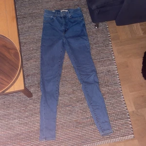 Levi’s “Mile high super skinny” jeans  - Säljer ett par klassiska Levi's 511 skinny jeans i blå denim. Modellen har fem fickor, hög midja och smal passform hela vägen ner. Jeansens material är bomull med stretch för extra komfort. Perfekt för dig som gillar en tajt och stilren look. storlek 26/32. Priser går att diskutera