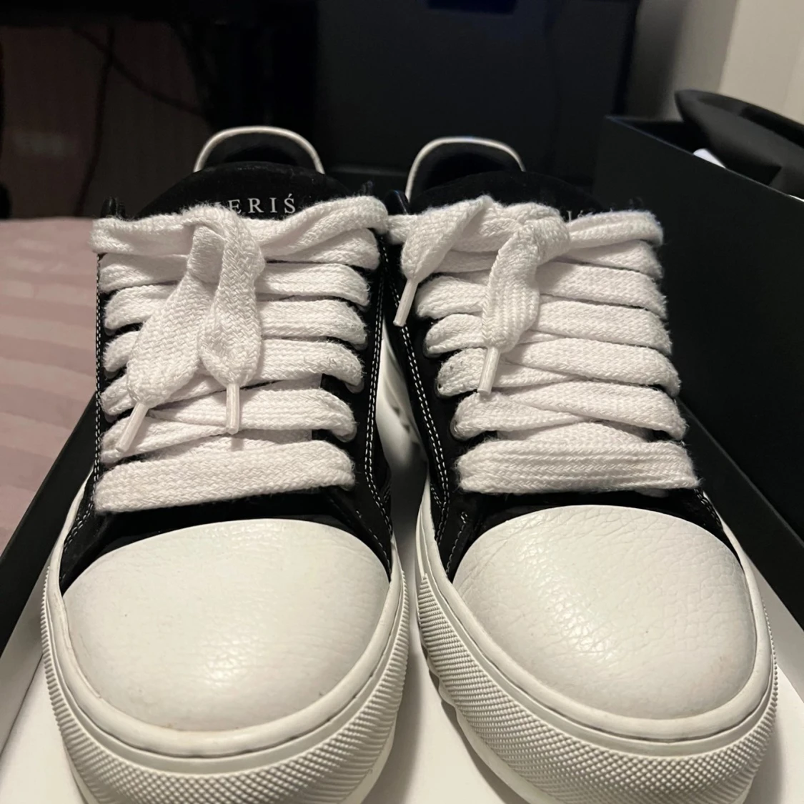 Svartvita sneakers från Numeris - 1