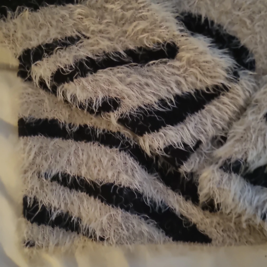 Zebramönstrad fluffig tröja NA-KD XS - 1