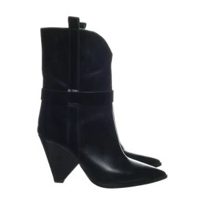 Svarta boots med spetsig tå och klack - Snygga svarta boots i skinn med spetsig tå och hög klack. Modellen har en cool siluett med markerad rem runt skaftet och dragflikar upptill. Pris kan diskuteras:)