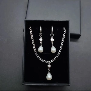 Handgjorda örhängen och halsband  - Material-rostfritt stål. Örhängen-4cm, halsband-40cm