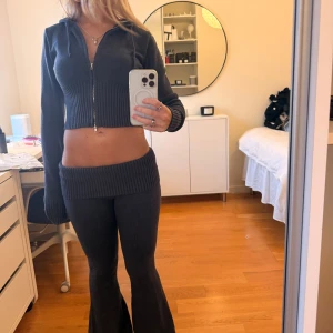 Mörkgrå edikted stickat set - Mörkgrå stickat set från edikted 💕