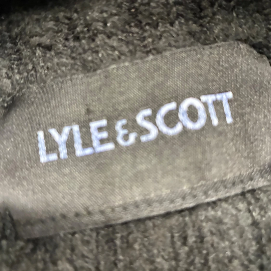 Svart stickad mössa från Lyle & Scott - 4