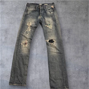 Replay Waitom blå slitna jeans - Tja!✨Nu säljer jag dessa as feta vintage replay jeans i mycket fint skick och som har några stilrena slitningar perfekt för dagens stil! Om ni har några funderingar så är det bara o skriva.